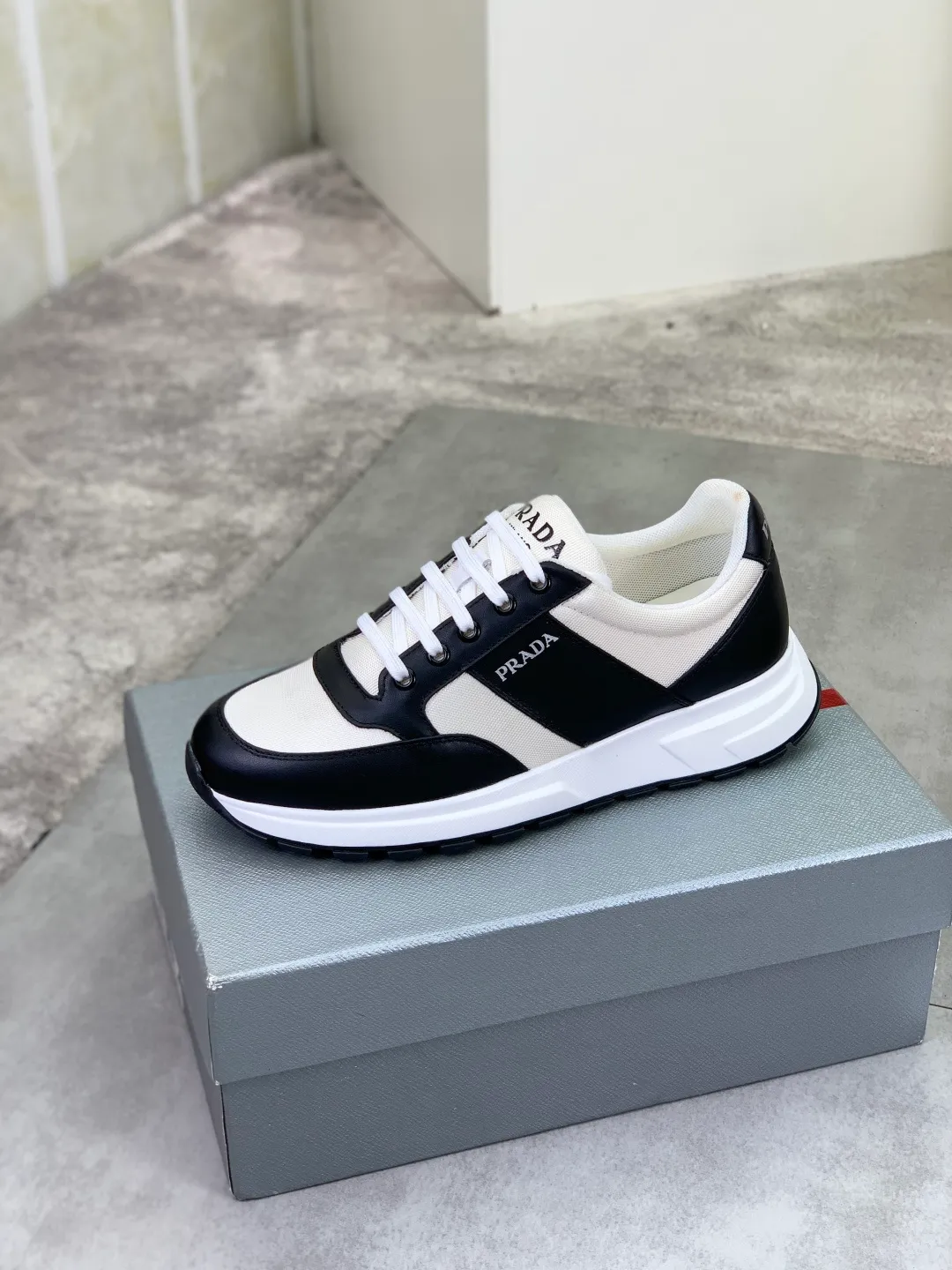 Men's men's shoes P560💰 [Real Price] Popular models are on the official website, 🆘 Trendy brand (Prada) mainly promotes popular models, avant-garde and versatile fashionable men's shoes private version mold opening, cowhide surface splicing 1:1.. Stylish and simple, original imported cowhide lining cowhide feet; the atmosphere and personality are more fashionable, eye-catching and pursuing class. It will subvert the old ideas and be a must-have for fashionistas who want to spend time with you! Must keep it! Tall and comfortable, large and low, high-end quality workmanship. Code number: 38-44 (45 customized) 2️⃣ optional.